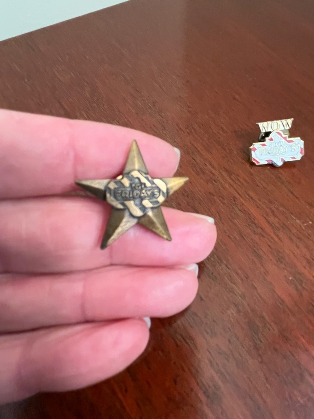 VTG TGI Friday's pins - lot of 5 - Picture 3 of 4